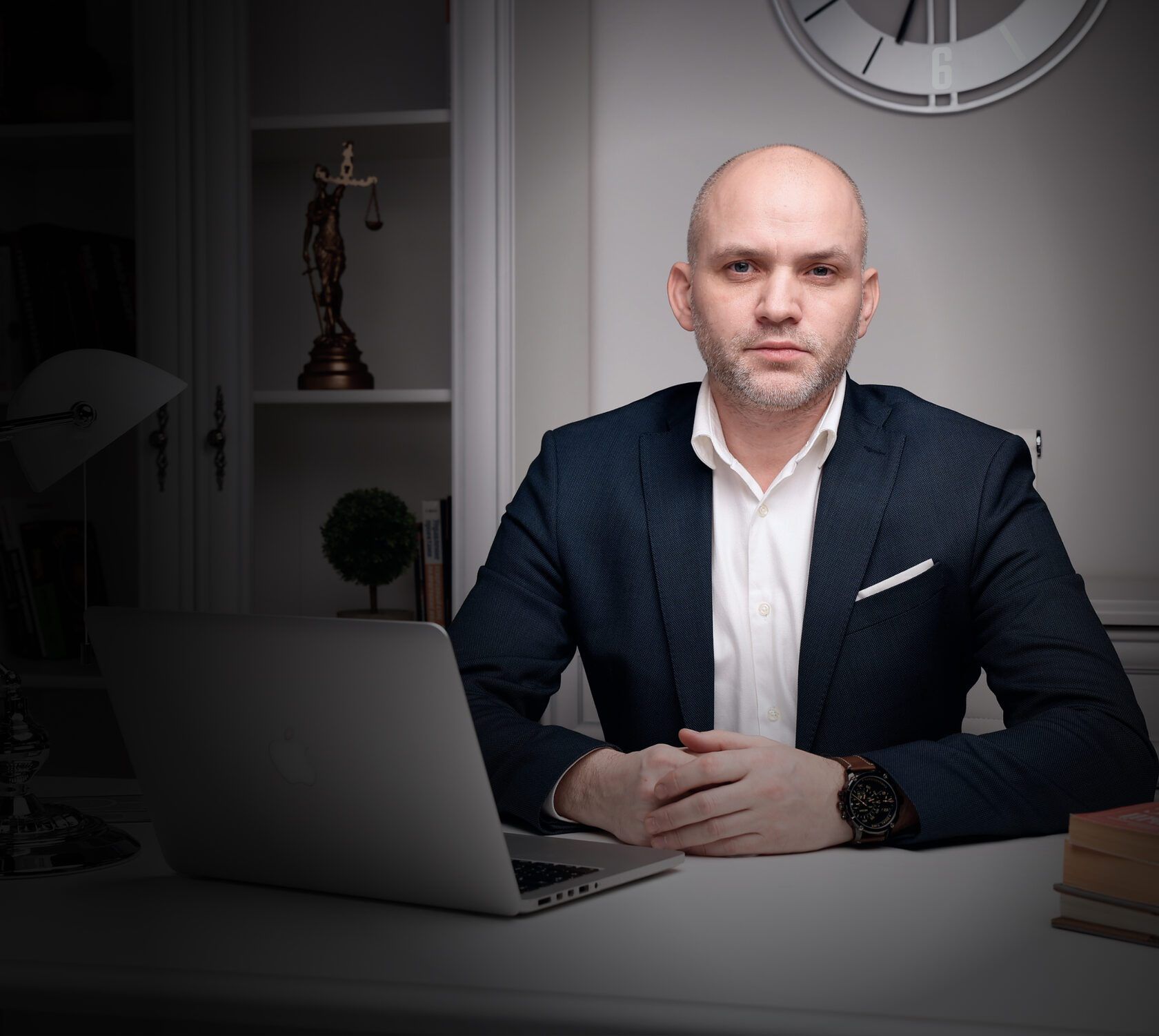 Юрист Александр Алексеев в рабочем кабинете